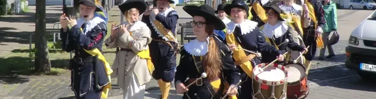 Historische Spielleute mit Trommeln und Flöten Header