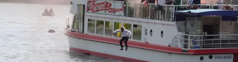 Wenn Schiffe brennen oder kentern sind Passagiere in höchster Not Header