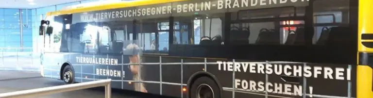 Buswerbung für eine tierversuchsfreie Forschung Header